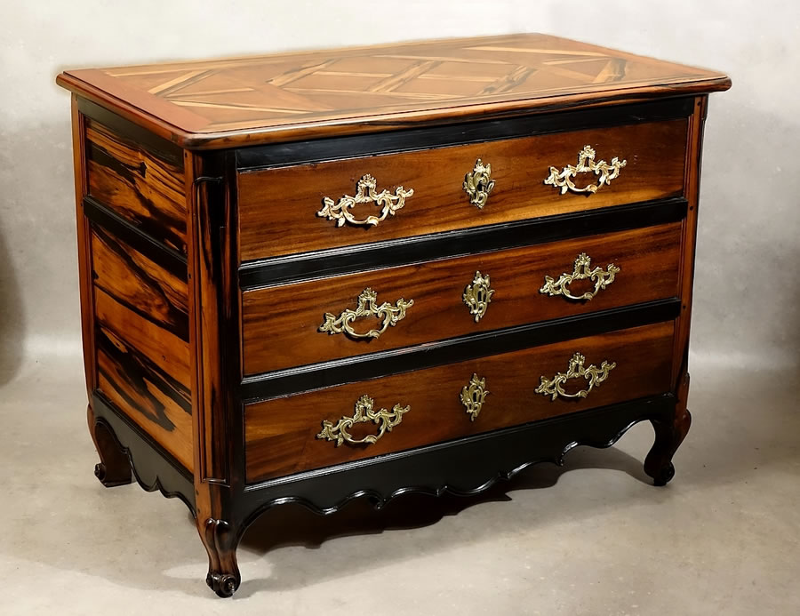 Commode de port rochelaise en ébène royale massif 18e